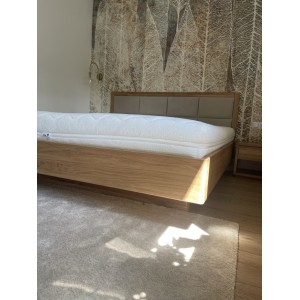 Łóżko dębowe z pojemnikiem z tapicerowanym wezgłowiem FORTA 10