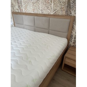Łóżko dębowe z pojemnikiem z tapicerowanym wezgłowiem FORTA 13
