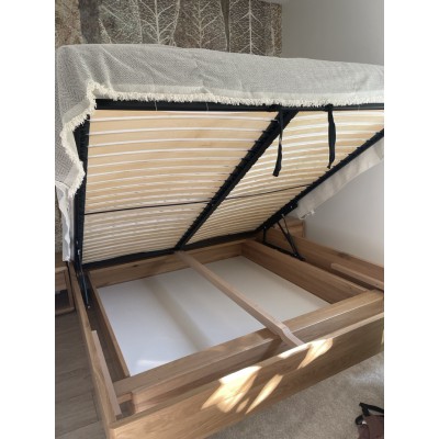 Łóżko bukowe z pojemnikiem z tapicerowanym wezgłowiem FORTA Łóżko bukowe z pojemnikiem z tapicerowanym wezgłowiem FORTA