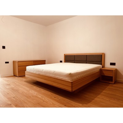 Łóżko bukowe z pojemnikiem z tapicerowanym wezgłowiem FORTA Łóżko bukowe z pojemnikiem z tapicerowanym wezgłowiem FORTA