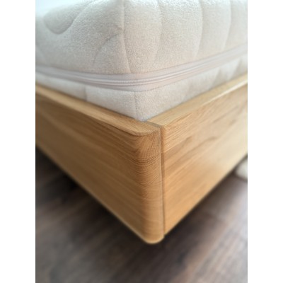 Łóżko dębowe z pojemnikiem z tapicerowanym wezgłowiem FORTA