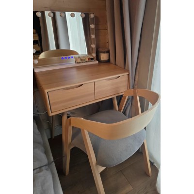 Bukowe krzesło z tapicerowanym siedziskiem