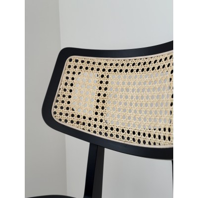 Czarne krzesło z rattanowym oparciem