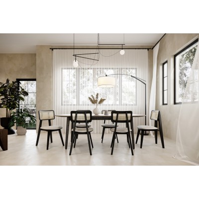 Czarne krzesło z rattanowym oparciem