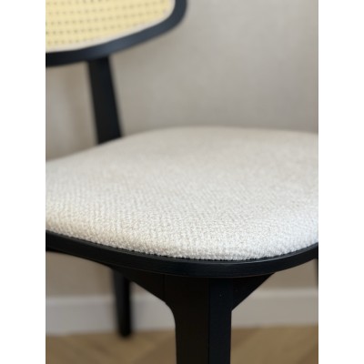 Czarne krzesło z rattanowym oparciem