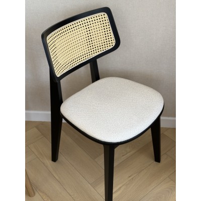 Czarne krzesło z rattanowym oparciem