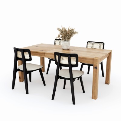 Czarne krzesło z rattanowym oparciem