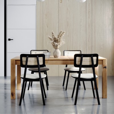 Czarne krzesło z rattanowym oparciem