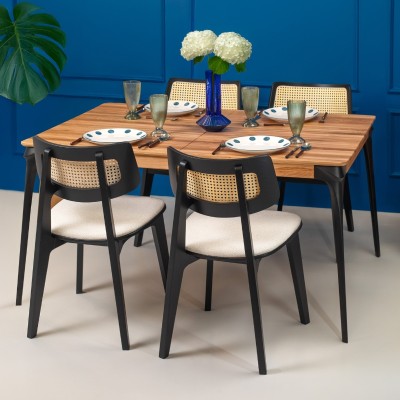 Czarne krzesło z rattanowym oparciem