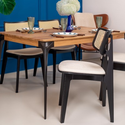 Czarne krzesło z rattanowym oparciem