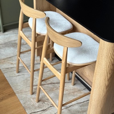 Dębowe krzesło barowe - hoker - tapicerowany II