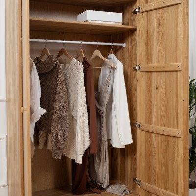 Szafa dwudrzwiowa OSLO z litego dębu – minimalistyczny skandynawski design