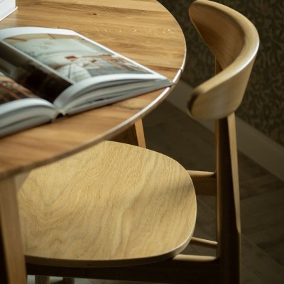 Dębowe krzesło z drewnianym siedziskiem Piccolo