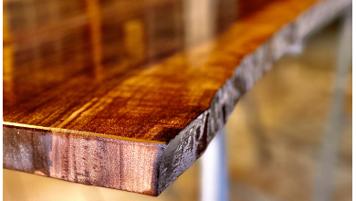 Jak dbać o stół dębowy z drewna litego?