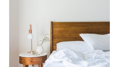 Z jakiego drewna łóżko – sosnowe czy bukowe?