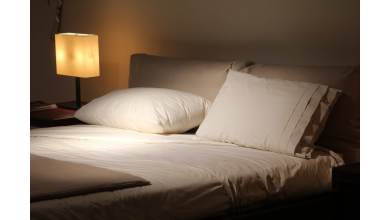 Zagłówek do łóżka z poduszek - pomysł na oryginalny wystrój sypialni