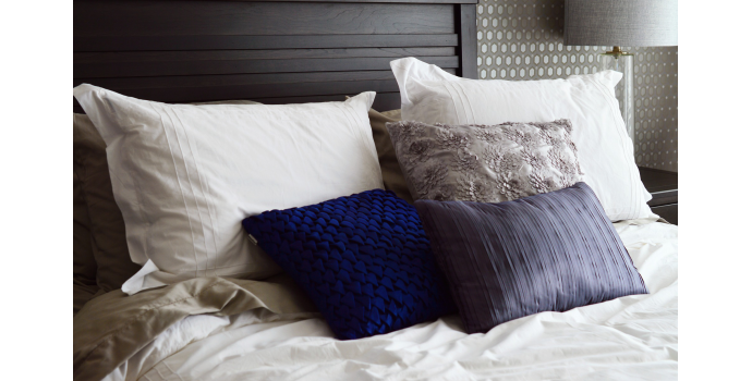 Sypialnia pełna stylu – jak udekorować łóżko?