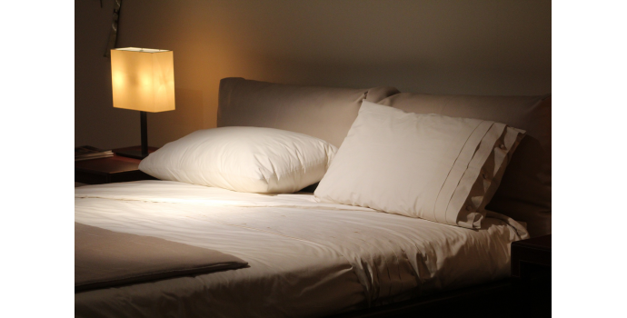 Zagłówek do łóżka z poduszek - pomysł na oryginalny wystrój sypialni